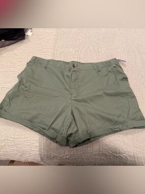 BNWT Old Navy Olive Green Women’s Casual Roll-Cuff Chino Shorts